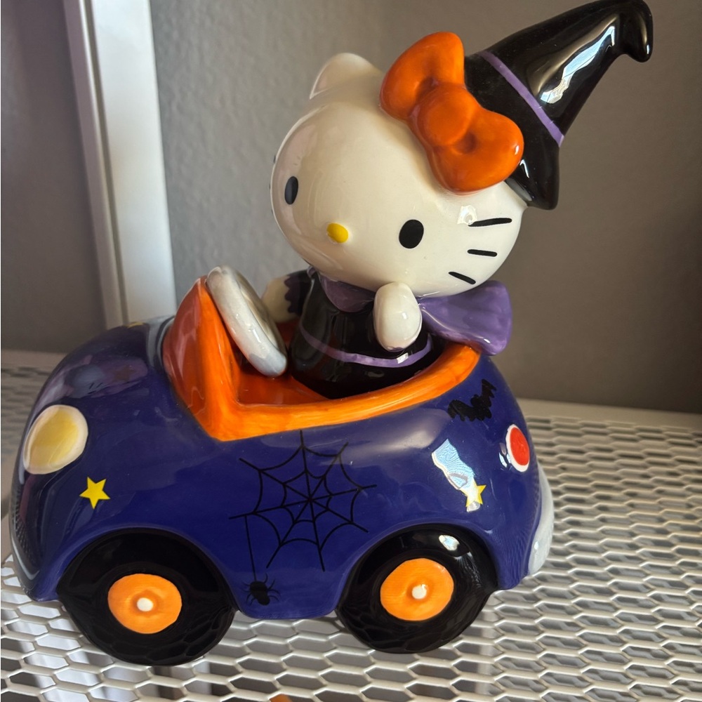 Hello Kitty Halloween Car - Purple and Orange
